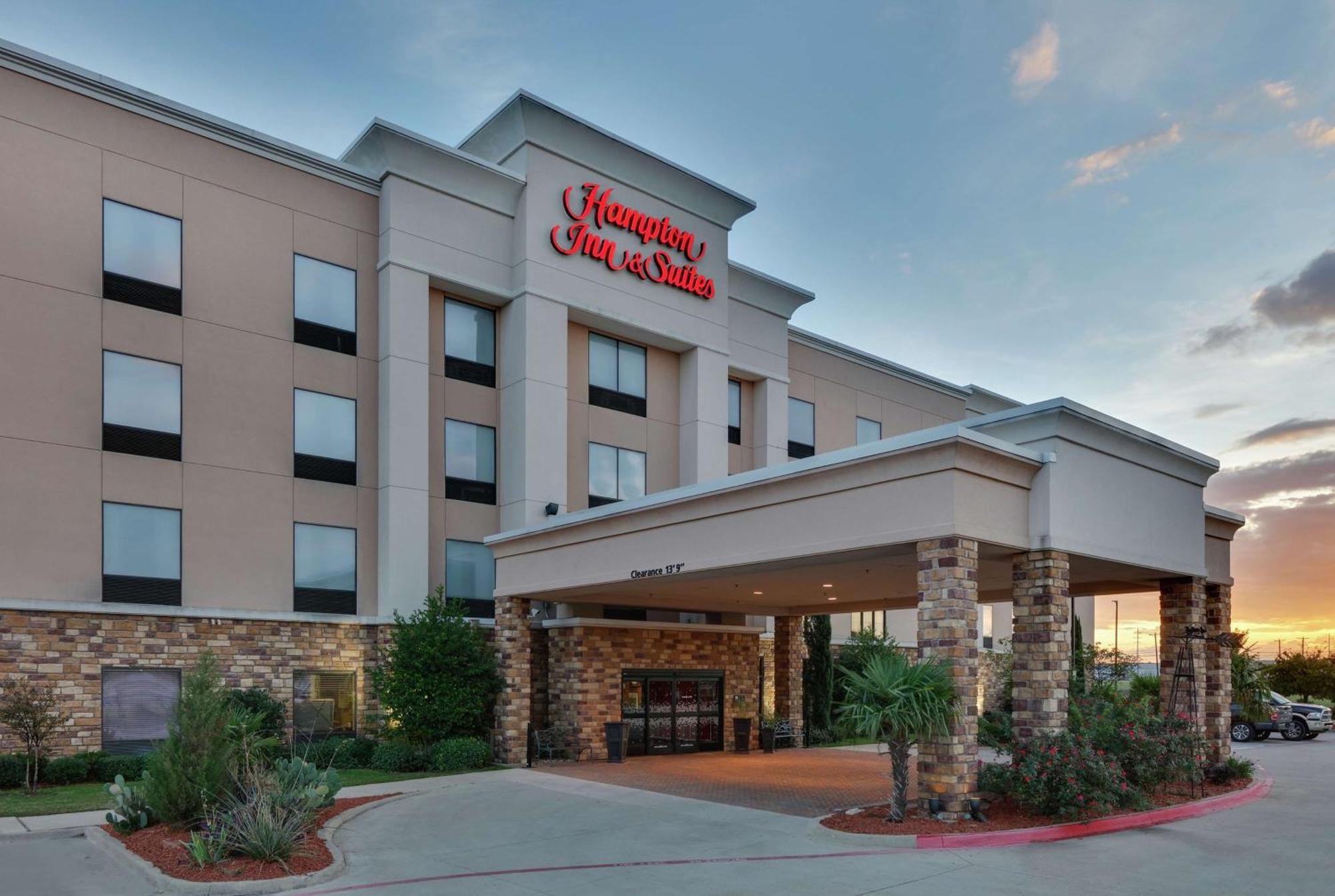 Hampton Inn & Suites Fort Worth/Forest Hill Exterior photo